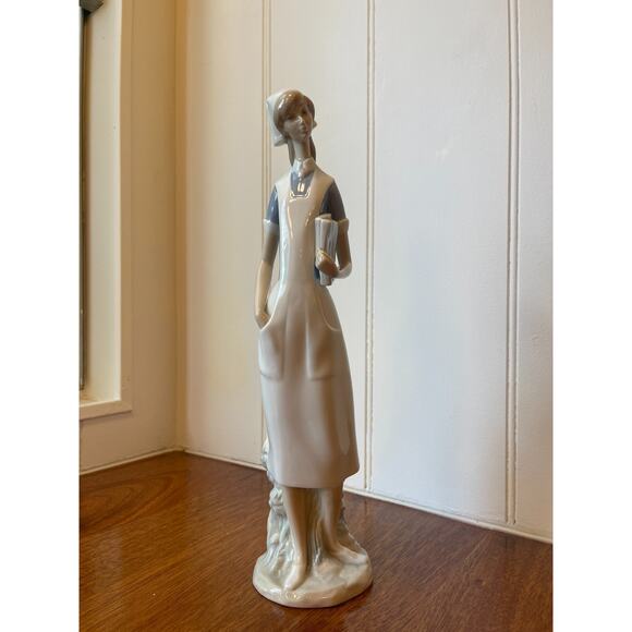Lladró Spain Porcelain Figurine "Nurse" #4603 Salvador Furió 14" Mint Condition - Picture 2 of 6